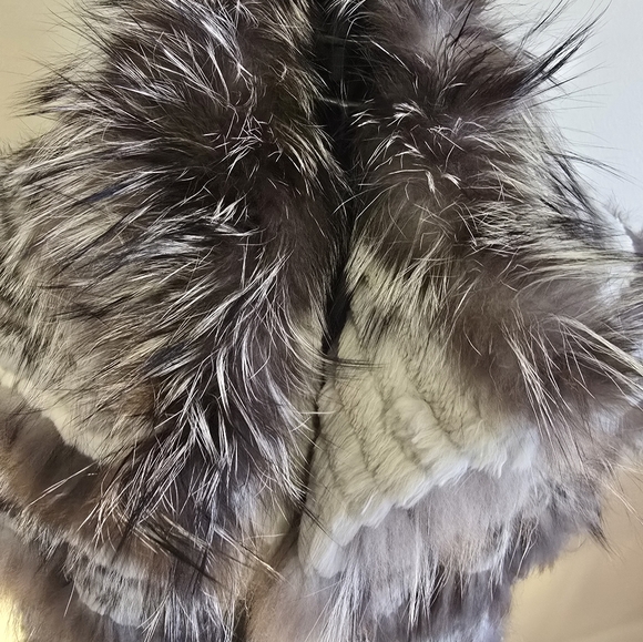 100%  SILVER FUR  VEST  With Rabbit Fur trimming - Picture 9 of 11